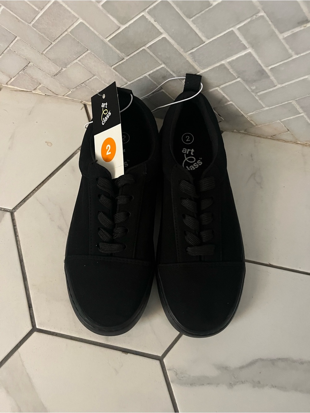 art class kids Black Low-Top Lace-Up Sneakers